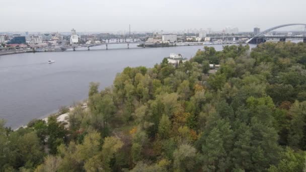 Ukrayna hava manzaralı Kyiv şehri yakınlarındaki Dnipro nehri. Dinyeper, Kiev — Stok video