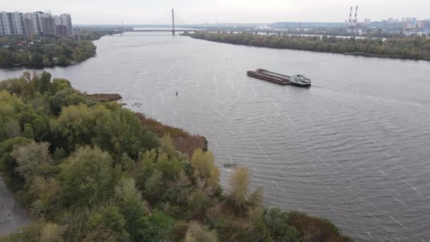 Dnipro folyó közelében Kijev város, Ukrajna légi kilátás. Dnyeper, Kijev — Stock videók