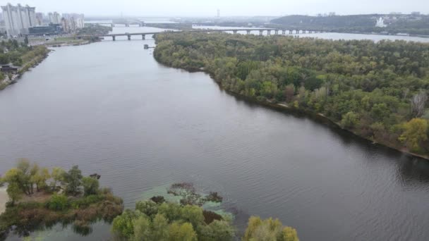 Річка Дніпро біля київського міста, Україна. Дніпро (Київ) — стокове відео