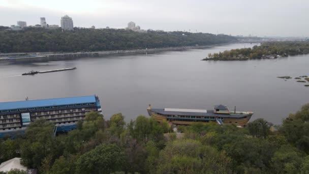 Dnipro folyó közelében Kijev város, Ukrajna légi kilátás. Dnyeper, Kijev — Stock videók