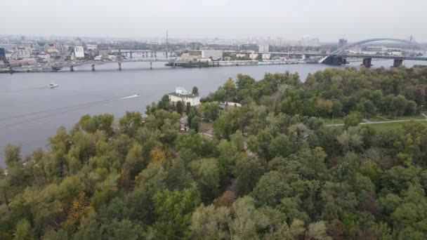 Ukrayna hava manzaralı Kyiv şehri yakınlarındaki Dnipro nehri. Dinyeper, Kiev — Stok video