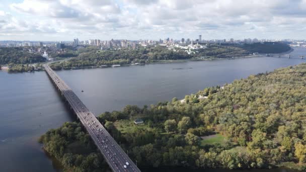 Dnipro rivier in de buurt van Kiev stad, Oekraïne luchtfoto. Dnjepr, Kiev — Stockvideo