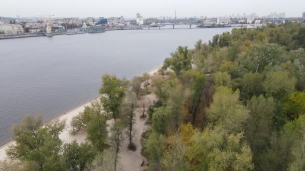 Ukrayna hava manzaralı Kyiv şehri yakınlarındaki Dnipro nehri. Dinyeper, Kiev — Stok video