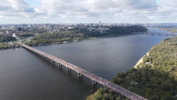 Dnipro rivier in de buurt van Kiev stad, Oekraïne luchtfoto. Dnjepr, Kiev — Stockvideo