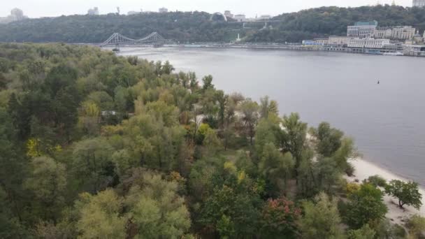 Річка Дніпро біля київського міста, Україна. Дніпро (Київ) — стокове відео