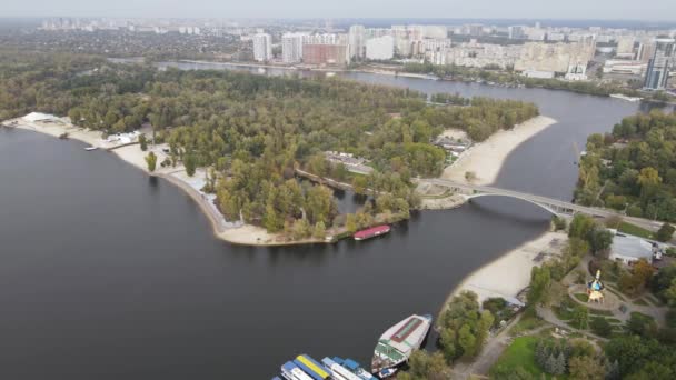 Řeka Dnipro poblíž města Kyjev, letecký výhled na Ukrajinu. Dněpr, Kyjev — Stock video