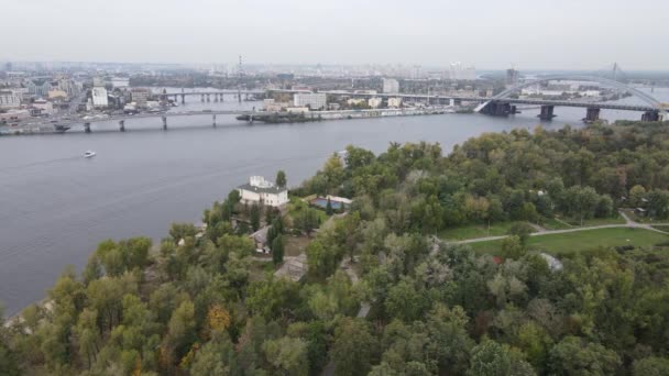 Ukrayna hava manzaralı Kyiv şehri yakınlarındaki Dnipro nehri. Dinyeper, Kiev — Stok video