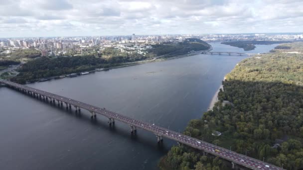 Dnipro rivier in de buurt van Kiev stad, Oekraïne luchtfoto. Dnjepr, Kiev — Stockvideo