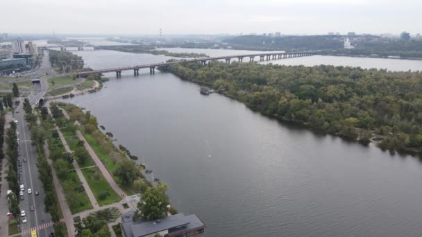 Río Dnipro cerca de la ciudad de Kiev, Ucrania vista aérea. Dnieper, Kiev — Vídeo de stock