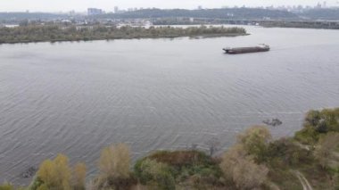 Ukrayna 'nın ana nehri, Kyiv yakınlarındaki Dnipro. Yavaş çekim