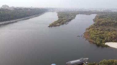 Ukrayna 'nın ana nehri, Kyiv yakınlarındaki Dnipro. Yavaş çekim