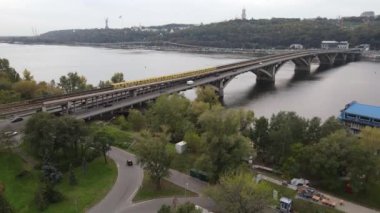 Ukrayna 'nın ana nehri, Kyiv yakınlarındaki Dnipro. Yavaş çekim