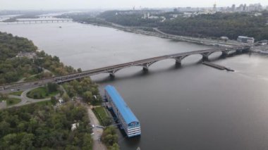 Ukrayna 'nın ana nehri, Kyiv yakınlarındaki Dnipro. Yavaş çekim