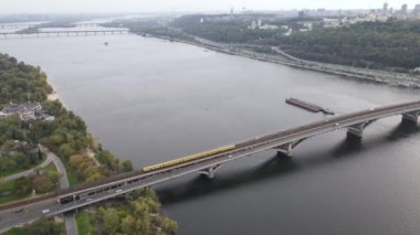 Ukrayna 'nın ana nehri, Kyiv yakınlarındaki Dnipro. Yavaş çekim