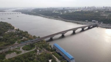 Ukrayna 'nın ana nehri, Kyiv yakınlarındaki Dnipro. Yavaş çekim