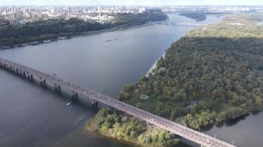 Ukrayna 'nın ana nehri, Kyiv yakınlarındaki Dnipro. Yavaş çekim