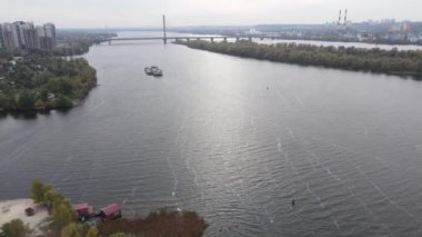 Ukrayna 'nın ana nehri, Kyiv yakınlarındaki Dnipro. Yavaş çekim
