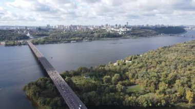 Ukrayna 'nın ana nehri, Kyiv yakınlarındaki Dnipro. Yavaş çekim