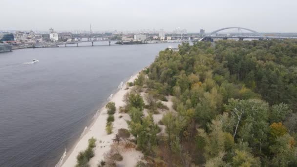 Rivière Dnipro près de la ville de Kiev, Ukraine vue aérienne. Dniepr, Kiev — Video