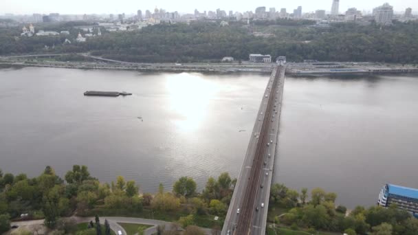 Dnipro rivier in de buurt van Kiev stad, Oekraïne luchtfoto. Dnjepr, Kiev — Stockvideo