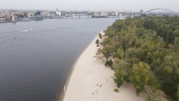 Dnipro rivier in de buurt van Kiev stad, Oekraïne luchtfoto. Dnjepr, Kiev — Stockvideo