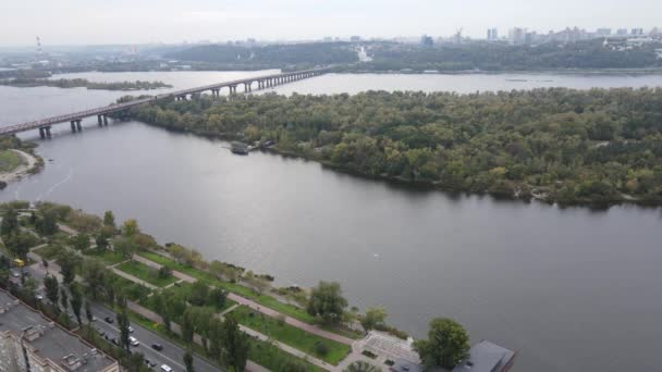 드니 프강은 우크라이나의 키프 시 근처에 있으며 공중에서 내려다 볼 수있습니다. 키예프, 드네프르 — 비디오