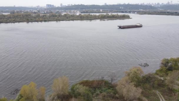 O rio principal da Ucrânia - Dnipro perto de Kiev. Movimento lento — Vídeo de Stock