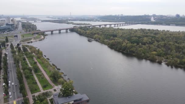 Ukrayna 'nın ana nehri, Kyiv yakınlarındaki Dnipro. Yavaş çekim — Stok video