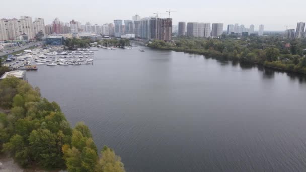 De belangrijkste rivier van Oekraïne - Dnipro in de buurt van Kiev. Langzame beweging — Stockvideo