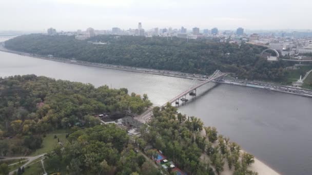 Ukrayna 'nın ana nehri, Kyiv yakınlarındaki Dnipro. Yavaş çekim — Stok video