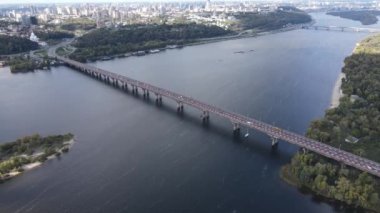 Ukrayna 'nın ana nehri, Kyiv yakınlarındaki Dnipro. Yavaş çekim