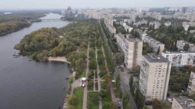 Ukrayna 'nın ana nehri, Kyiv yakınlarındaki Dnipro. Yavaş çekim