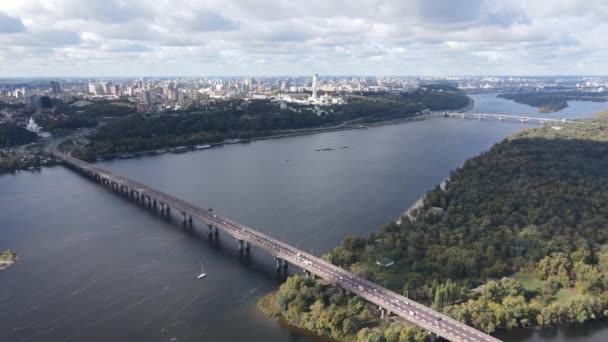 De belangrijkste rivier van Oekraïne - Dnipro in de buurt van Kiev. Langzame beweging — Stockvideo