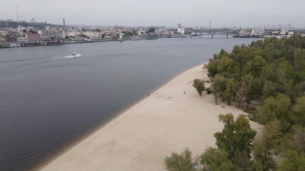 Главная река Украины - Днепр под Киевом. Медленное движение — стоковое видео