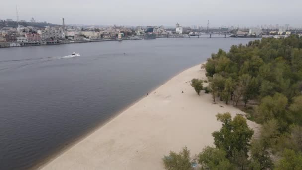 Ukrayna 'nın ana nehri, Kyiv yakınlarındaki Dnipro. Yavaş çekim — Stok video