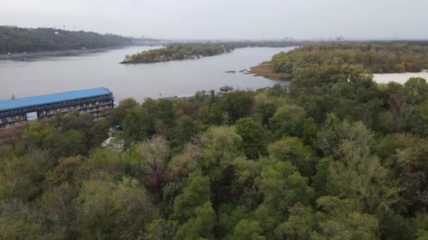 A fő folyó Ukrajna - Dnipro közelében Kijev. Lassú mozgás. — Stock videók