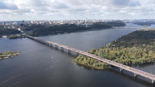 De belangrijkste rivier van Oekraïne - Dnipro in de buurt van Kiev. Langzame beweging — Stockvideo