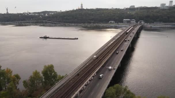 De belangrijkste rivier van Oekraïne - Dnipro in de buurt van Kiev. Langzame beweging — Stockvideo