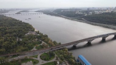 Ukrayna 'nın ana nehri, Kyiv yakınlarındaki Dnipro. Yavaş çekim