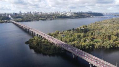 Ukrayna 'nın ana nehri, Kyiv yakınlarındaki Dnipro. Yavaş çekim