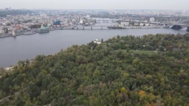 Ukrayna 'nın ana nehri, Kyiv yakınlarındaki Dnipro. Yavaş çekim