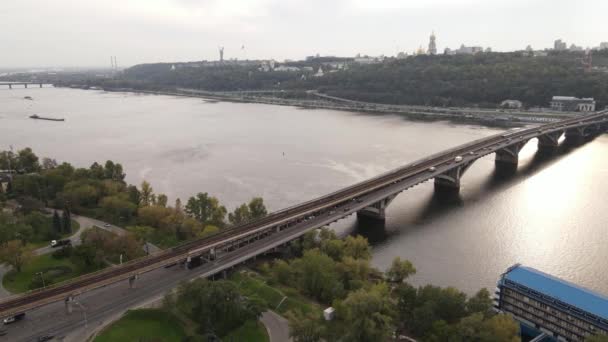 De belangrijkste rivier van Oekraïne - Dnipro in de buurt van Kiev. Langzame beweging — Stockvideo