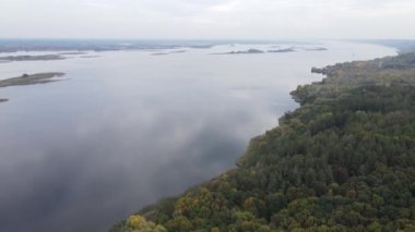 Dnipro Nehri 'nin havadan görünüşü - Ukrayna' nın ana nehri.