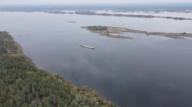 Dnipro Nehri 'nin havadan görünüşü - Ukrayna' nın ana nehri.