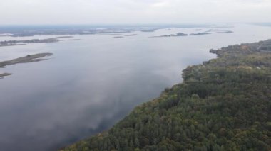 Dnipro Nehri 'nin havadan görünüşü - Ukrayna' nın ana nehri.