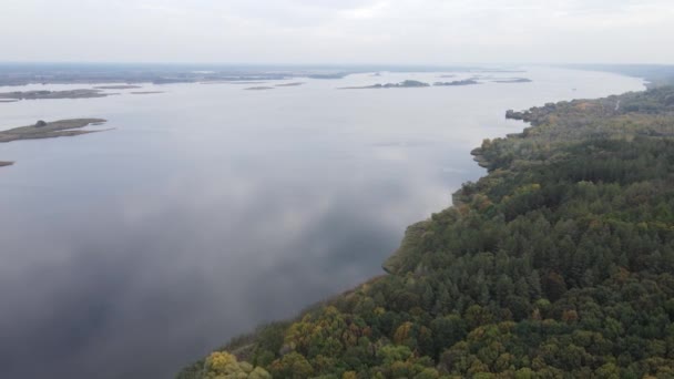 Luchtfoto van de rivier de Dnipro - de belangrijkste rivier van Oekraïne — Stockvideo