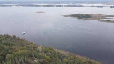 Dnipro Nehri 'nin havadan görünüşü - Ukrayna' nın ana nehri.