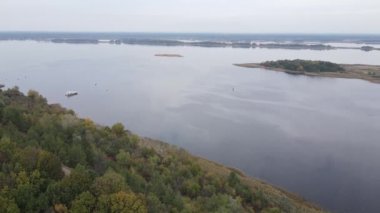 Dnipro Nehri 'nin havadan görünüşü - Ukrayna' nın ana nehri.