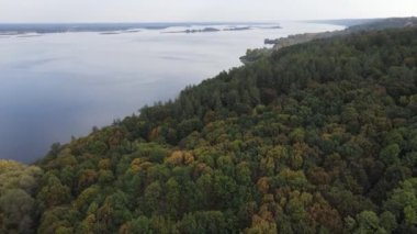 Dnipro Nehri 'nin havadan görünüşü - Ukrayna' nın ana nehri.