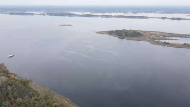 Dnipro Nehri 'nin havadan görünüşü - Ukrayna' nın ana nehri. — Stok video